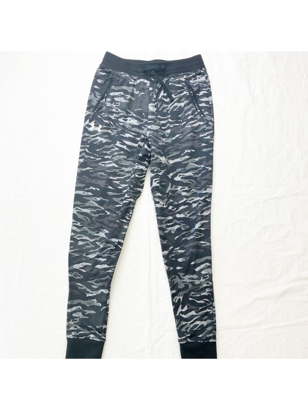 Under Armour Boys Medium Camo Joggers Zippered Pockets Tapered Leg Drawstring